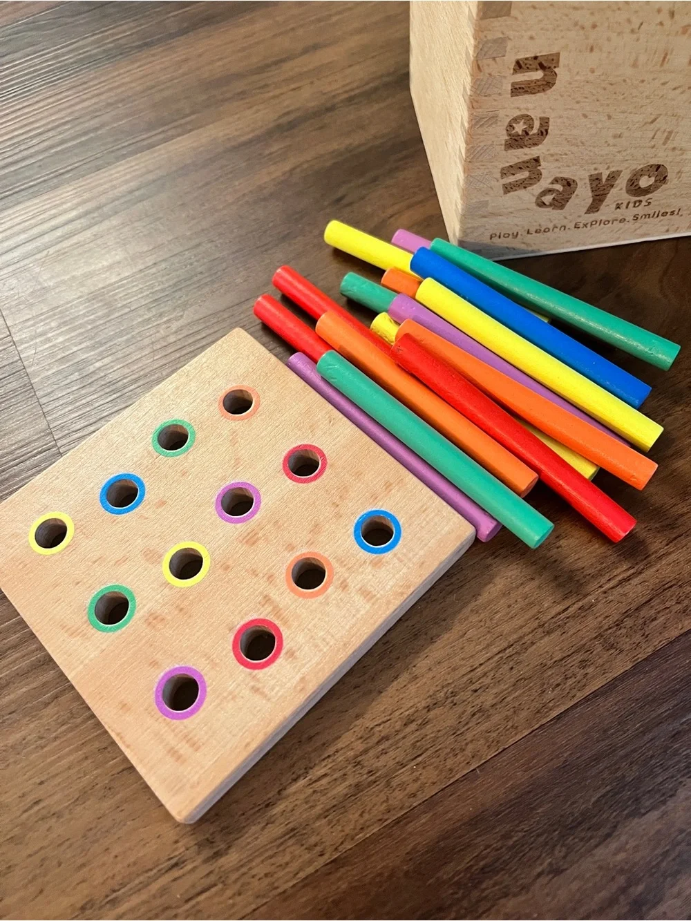 NaNa Wooden Learning Set with Green Top and Yellow Discs, Multicolor Pegs